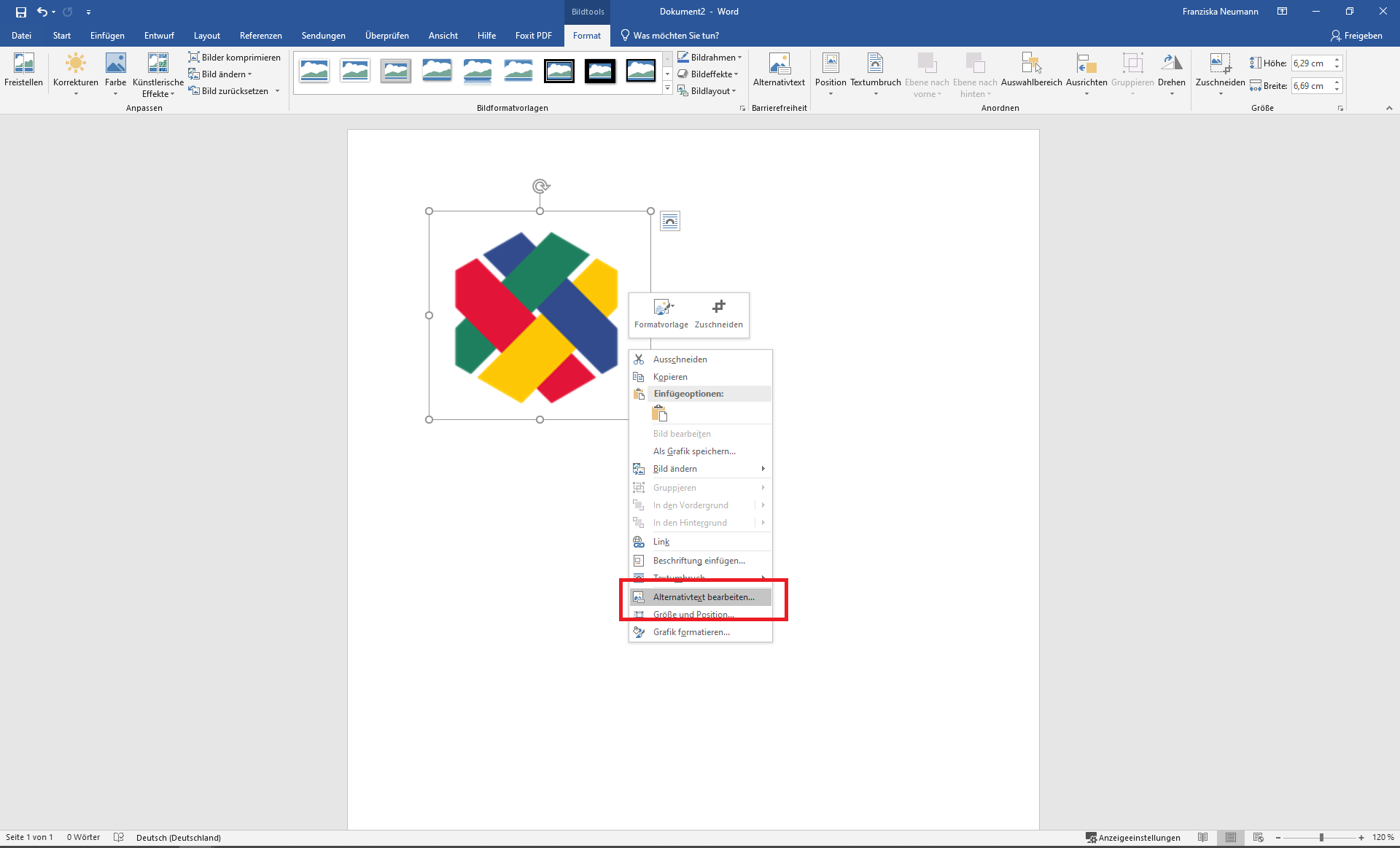 Ein Word-Dokument in dem das Kontextmenü durch Rechtsklick auf eine Abbildung geöffnet ist. Ein roter Kasten liegt um die Schaltfläche Alternativtext bearbeiten.