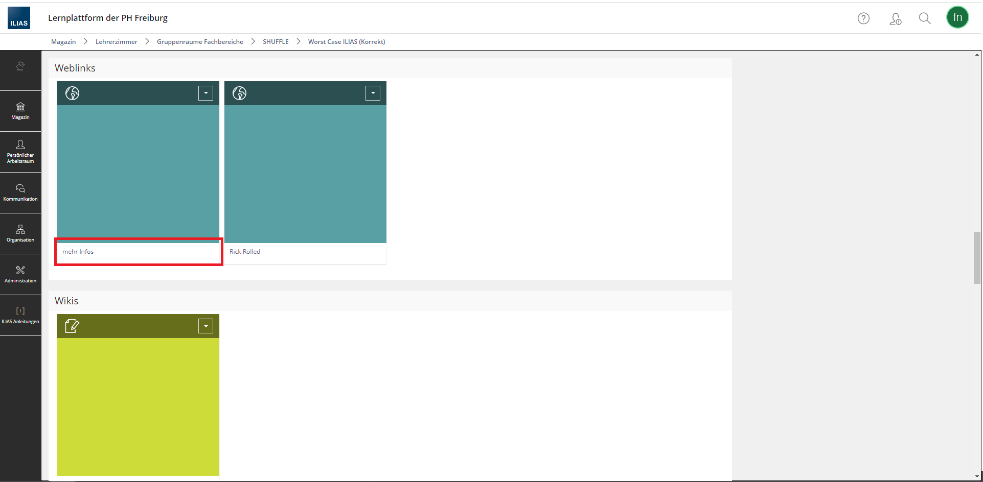 Screenshot eines ILIAS-Kursraum in Kachelansicht. Es sind drei Kacheln zu sehen. Der Titel der Weblink-Kachel "mehr Infos" ist rot umrandet.