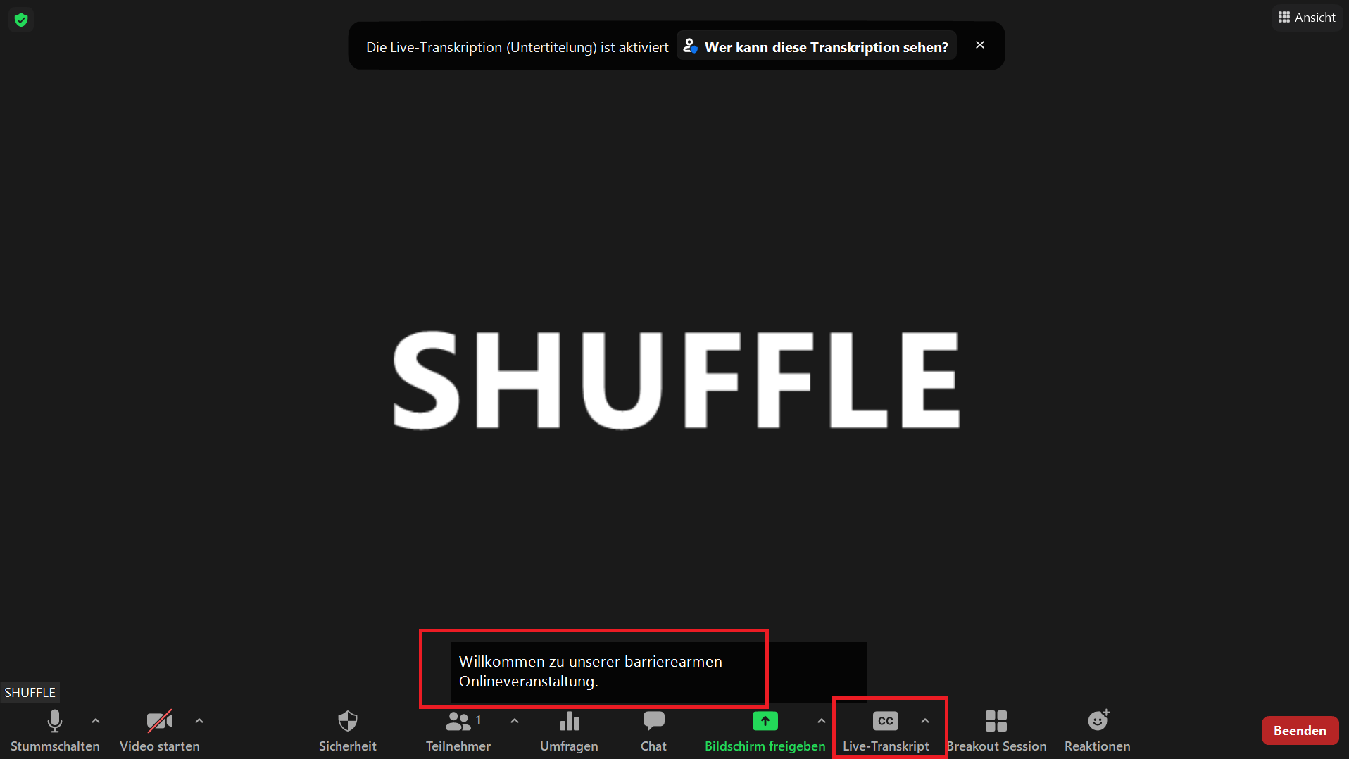 Screenshot eines Zoom Raums mit einem Teilnehmer. Die Untertitelung ist angeschalten und man kann "Wilkommen in unserer barrierearmen Onlineveranstaltung" lesen.