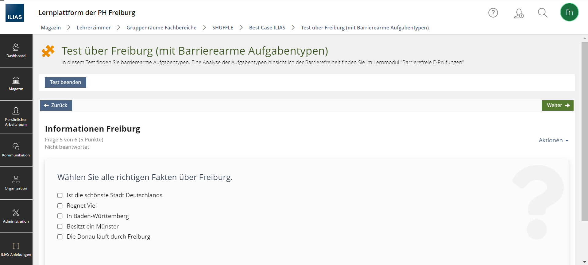 Screenshot einer Testaufgabe in ILIAS. Es handelt sich um eine Multiple Choice Frage. Die Frage lautet: Wählen Sie alle richtigen Fakten über Freiburg.  Die Antwortmöglichkeiten: Ist die schönste Stadt Deutschlands. Regnet Viel. In Baden-Württemberg. Besitzt ein Münster. Die Donau läuft durch Freiburg.